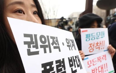  '치하하다'보다 '칭찬하다' '격려하다'가 옳죠
