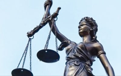 정의의 여신 '디케'가 눈을 가리고 있는 까닭은 특권 없이 모두가 "법 앞에 평등하다"는 뜻이죠