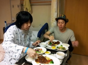 '공익' 김희철, 퇴근 후 김장훈 병문안 '돈가스 섭취 중?'