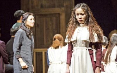  설명은 없다! 오직 인물의 대사와 행동만 있을 뿐이다!