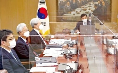 "중앙은행 역할? 파티가 무르익을 때 펀치볼을 치우는 것"