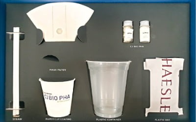환경오염 적고 분해기간 짧은 생분해성 플라스틱, 전분·게껍데기 등 천연고분자나 화학합성 고분자로 만들어