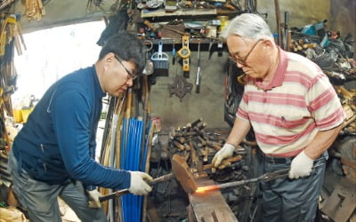  꾸밈을 받는 말의 속성을 드러내는 꾸미는 말에 이미지가 있다