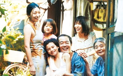 피 안 섞이고 가난해도 함께 살아 행복했던 가족, 가혹한 실업 태풍은 범죄와 가족 해체 부르는데…
