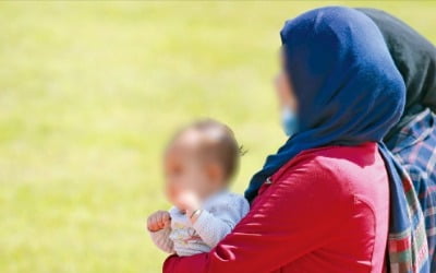  포용과 거부 사이, 골 깊은 '난민 딜레마'