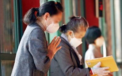  “수능 잘 치르게 해주세요”…두손 모은 학부모들 애타는 마음