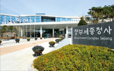  천문학적 재정 적자에 장차관 연봉 10% 반납, 잘하는 일인가