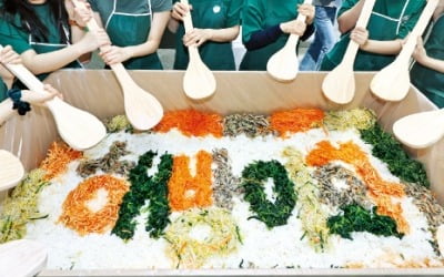  축제 즐기는 이화여대 학생들