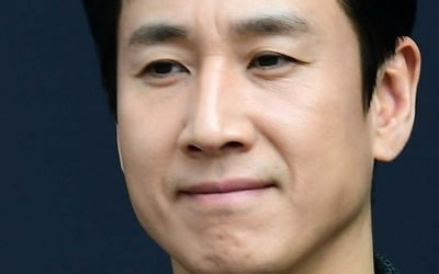 Did you do drugs with a female employee? 'Booked' Lee Sun-kyun, what will he say at the photo line?