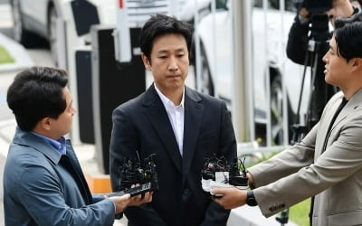 Lawyer "Lee Sun-gyun, who said he didn't know about drugs, why didn't he report it to the police and gave 300 million won to the head of the women's office?"