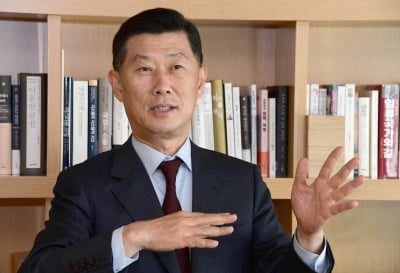 김홍국 하림 회장, HMM 새주인 결정 앞두고 윤석열 대통령 순방길 동행