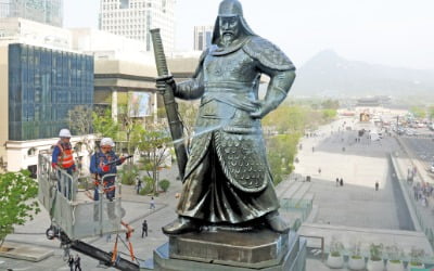 봄맞이 샤워하는 이순신 장군 동상