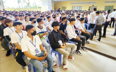  "일본보다 월급 두 배 많다…한국행은 로또"