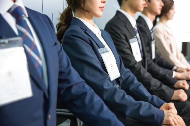 일자리 얻으려면 'AI에게 점수 따는 법' 익혀야 하는 시대 [비즈니스포커스] - 뉴스 썸네일 이미지