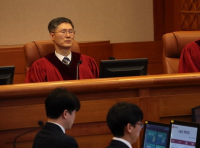 與 "이재명과 친분' 문형배, 尹 탄핵서 손 떼야"
