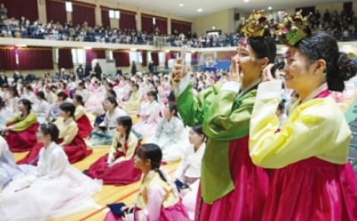  성년례와 함께 열린 한복 졸업식