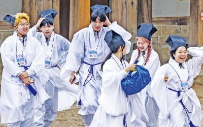  조선시대 유생처럼…성균관대 새내기들의 '신방례'