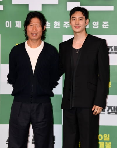 달끈 알싸한 '소주전쟁'…오가는 소주 한 잔에 유해진·이제훈 브로맨스 피어나네[TEN리뷰]