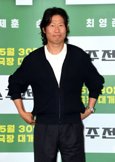손현주, 촬영장서 손 퉁퉁 부어 얼음찜질까지 했다…유해진 "몸 안 사려"('소주전쟁') [인터뷰③]