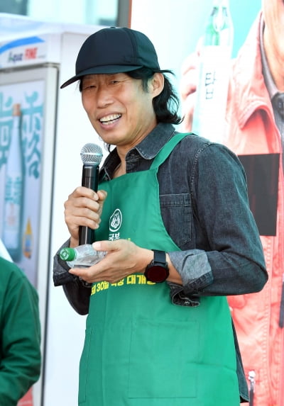 유해진, 찐 애주가 맞네…"컨디션 안 좋을 땐 술에 물 타서 마셔"('소주전쟁') [TEN인터뷰]