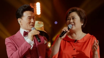강진, 70세의 박력 "둘째 낳고 첫 뽀뽀"…♥김효선과 35년 만에 스킨십('수밤')