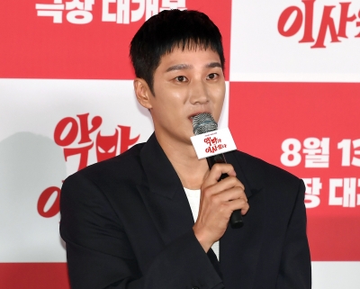 Ahn Bo-hyun Channels Director for Unique Role in 'Pretty Crazy'