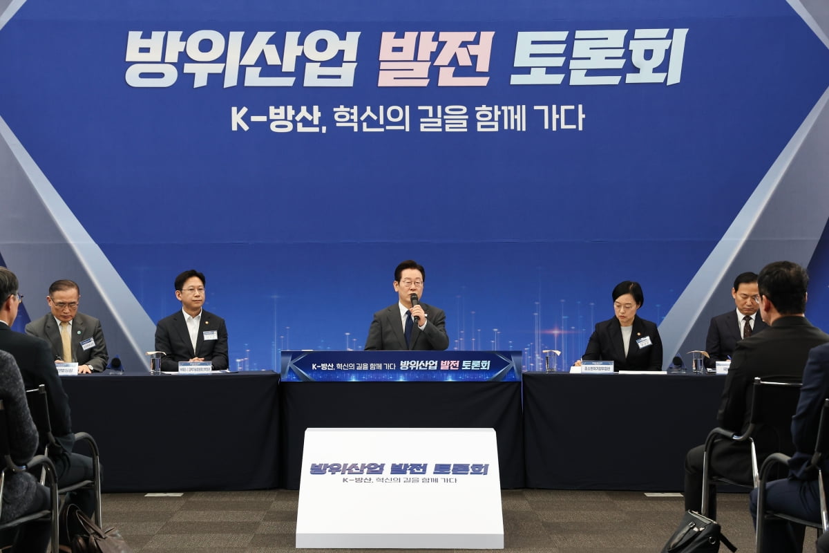 대통령의 약속, 실현의 조건: K-방산의 전략적 진화 [김홍유의 산업의 ... - 뉴스 썸네일 이미지